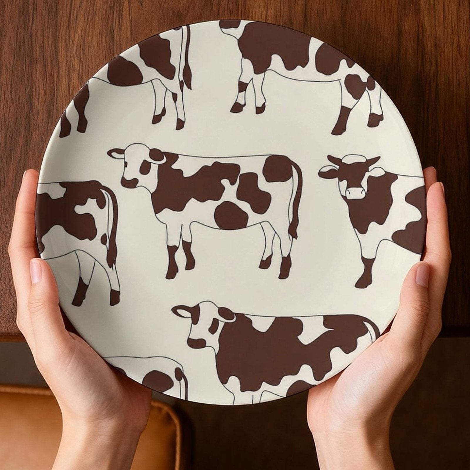 1pc Cow Print Wall Plate - Cow Pattern Round Table & Hanging Decor, Cowhide Texture Modern Farmhouse Style for Home, Living Room, Holiday Decoration - Easy-Clean Cow Spot Plate (Ideal Gift) - Non-Food Contact, Non-Food Contact